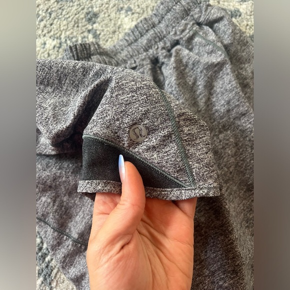 Lululemon Gray Size 8 Women’s Shorts - Picture 4 of 6